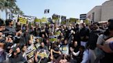 Parlamentares indianos usam preto em protesto contra expulsão de líder de oposição
