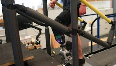 Científicos desarrollan innovadora prótesis de pierna biónica; funciona con chip cerebral