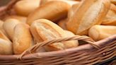 El sueldo mínimo se derrumba y alcanza para comprar menos de 3 kilos de pan por día