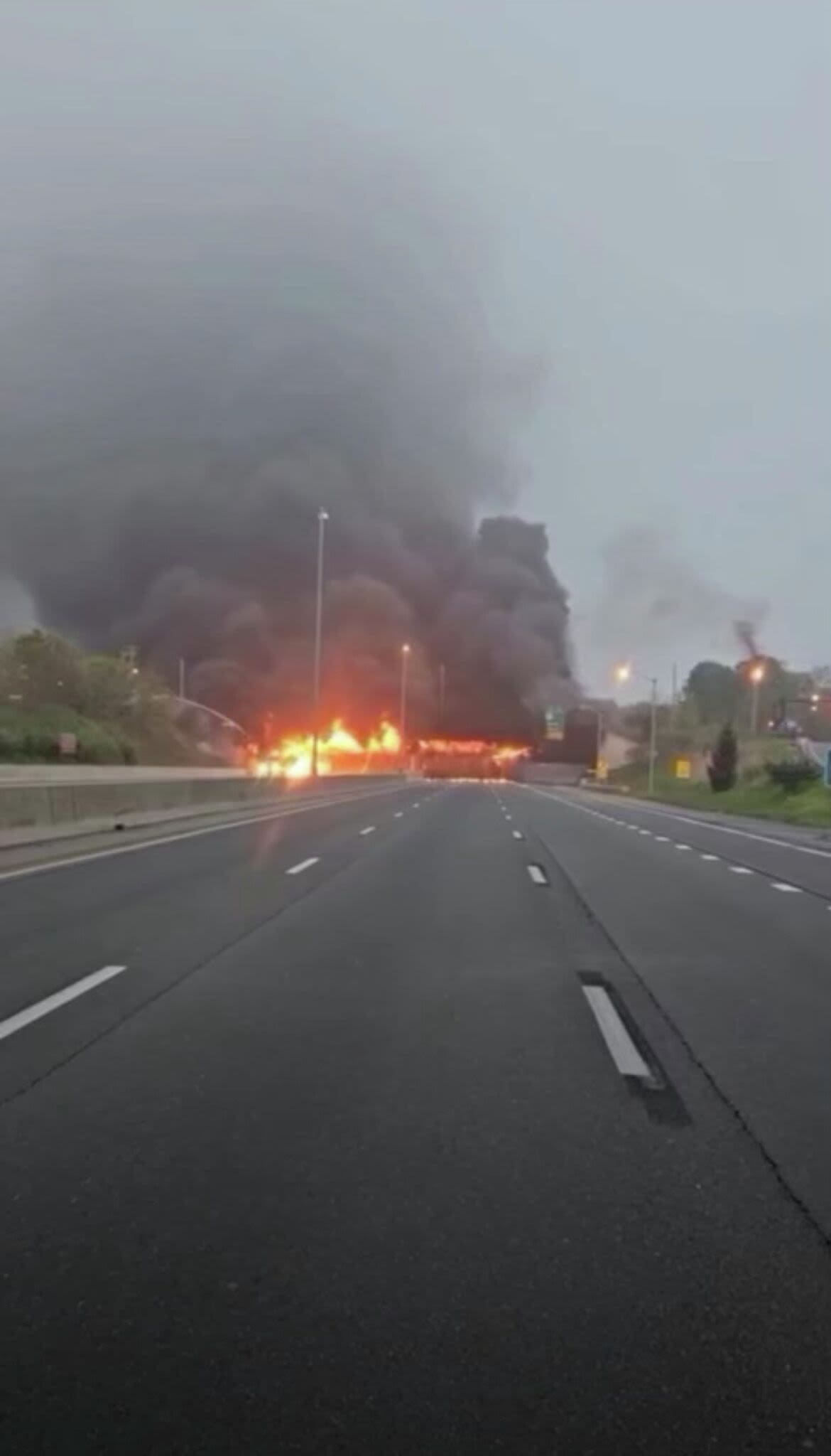 Tractor-trailer fire closes I-95 in Norwalk, officials say