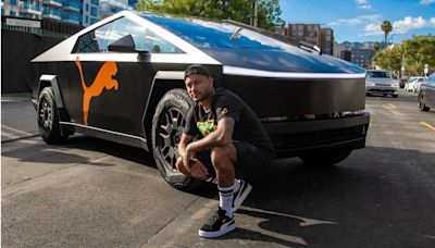 Neymar posa ao lado de Tesla Cybertruck, picape indestrutível de Elon Musk