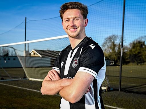 Denver Hume to stay at Grimsby Town for another year