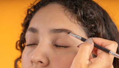 Sourcils fins et clairsemés : une maquilleuse dévoile son astuce toute simple pour combler les trous et les densifier