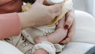 Muere un bebé mientras su madre, adicta a las drogas, le daba de comer