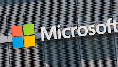 Microsoft trabaja en un nuevo modelo de IA para competir con Google y OpenAI, según reporte