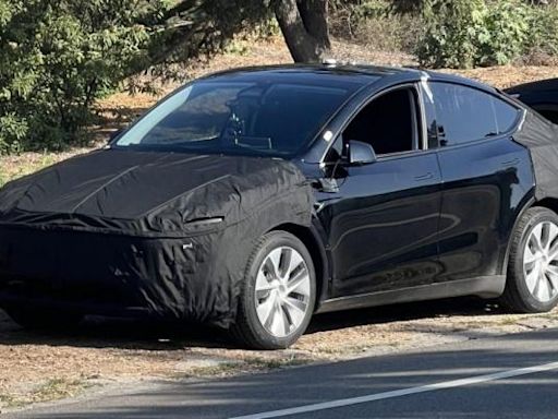 Tesla 改款 Model Y 測試車首度現身！改搭全新頭尾燈組 內裝也將升級 - 自由電子報汽車頻道