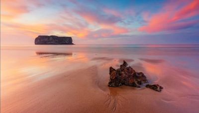 Una fotografía de la playa de Andrín , premiada por la Cofradía de Pescadores de Llanes