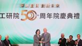 張忠謀回娘家！91歲半導體教父參加工研院50周年院慶 總統蔡英文頒獎時跟他「咬耳朵」