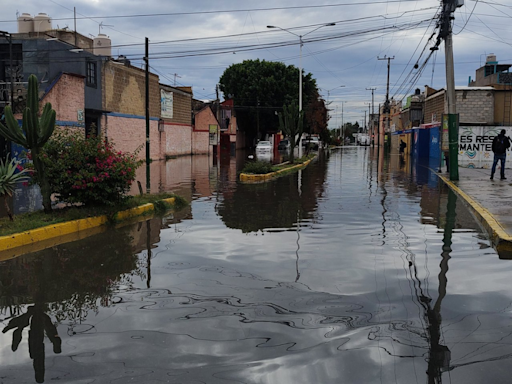 Familias en Cuautitlán amanecen inundadas tras desbordamiento de canales