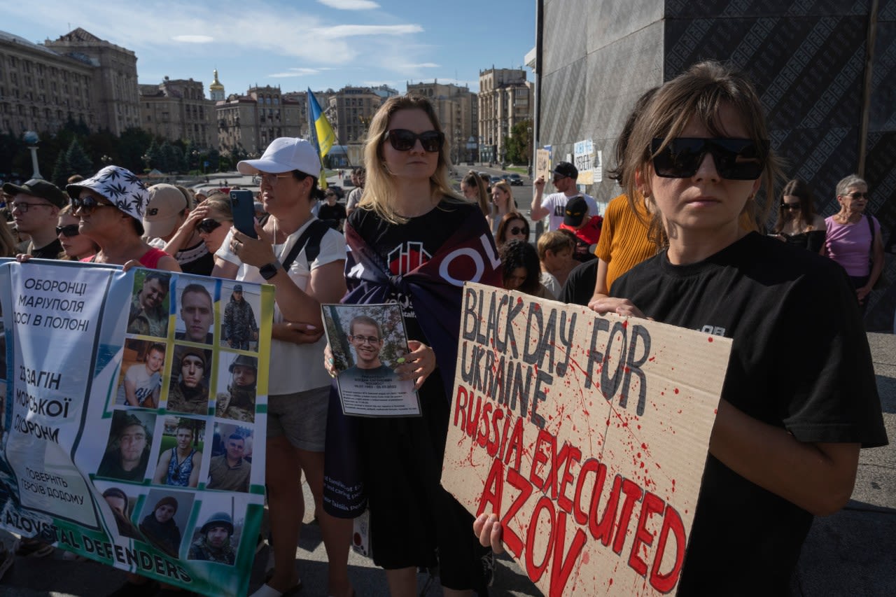 Thousands in Ukraine honor soldiers killed in blast and urge government to get prisoners freed