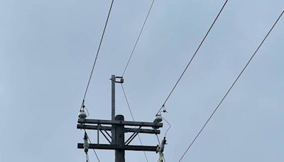 高雄湖內雷擊336户停電 台電搶修1分鐘內9成復電