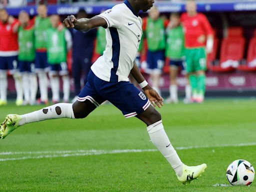 Euro 2020 penalty abuse forgotten, Saka is toast of England