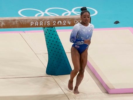 Simone Biles slips off the balance beam during event finals to miss the Olympic medal stand | ABC6