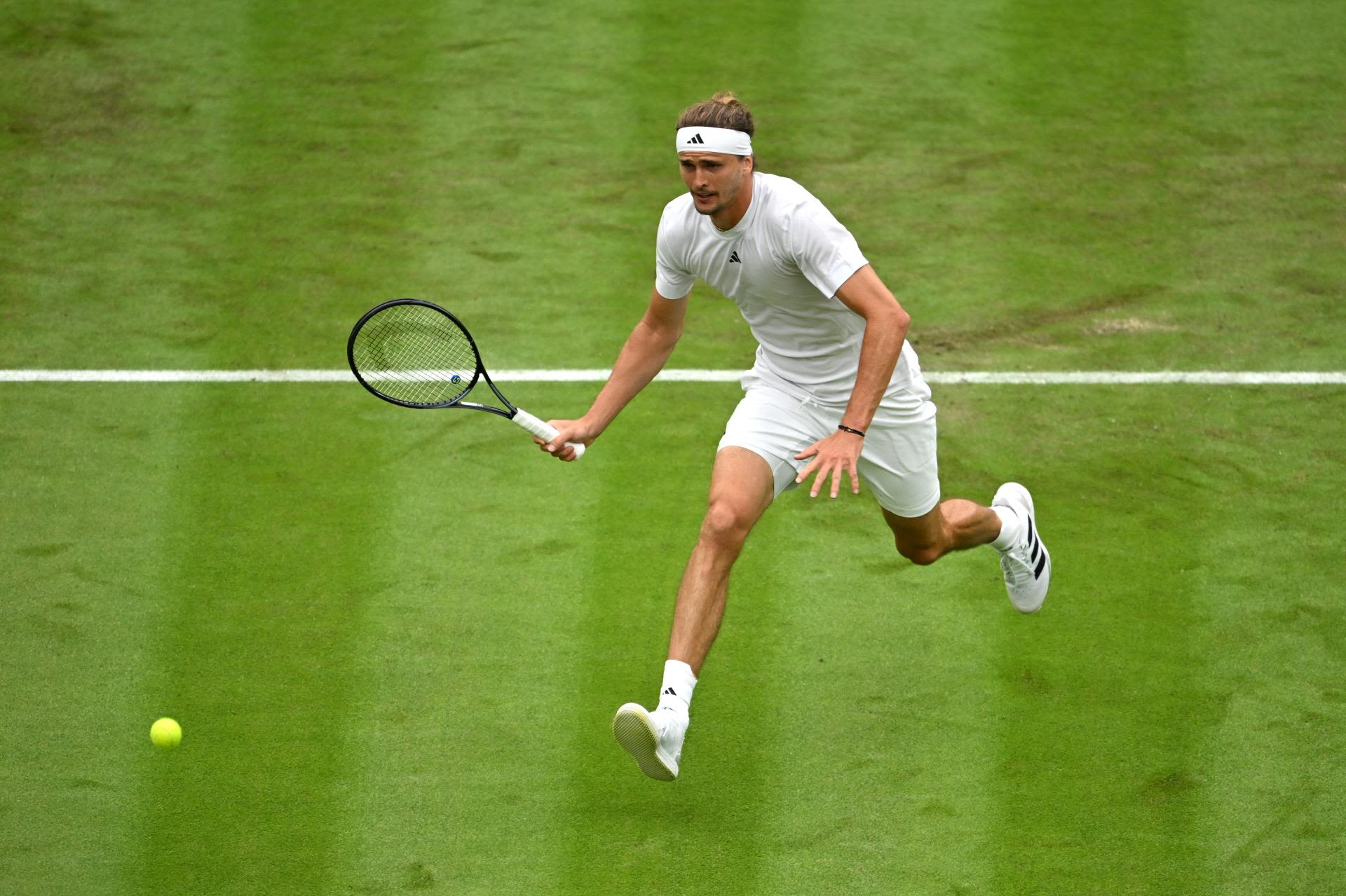 Alexander Zverev scores comfortable Wimbledon win