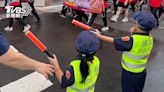 萌翻！台中「小小警」扛媽祖遶境交通重任 民眾秒融化搶拍│TVBS新聞網