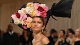 Zendaya vuelve a acertar en la Met Gala 2024: Cambio de look, un tocado extravagante y cejas teñidas