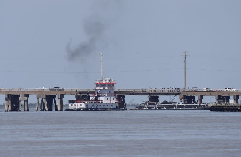 Barge hits Texas bridge, spilling oil and trapping people on island