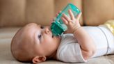 ¿Los bebés recién nacidos necesitan beber agua?