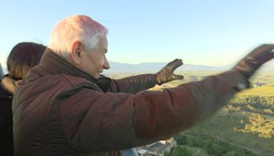 Joaquín cumple, a sus 84 años, el sueño de su vida de volar en globo: "Estoy al lado de la luna"