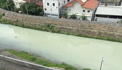 工程行洗殘漆全流進溪中！竹市客雅溪遭染成牛奶溪 環保局開罰