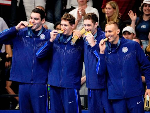 Estados Unidos consigue su primera medalla de oro en París con el relevo masculino en natación