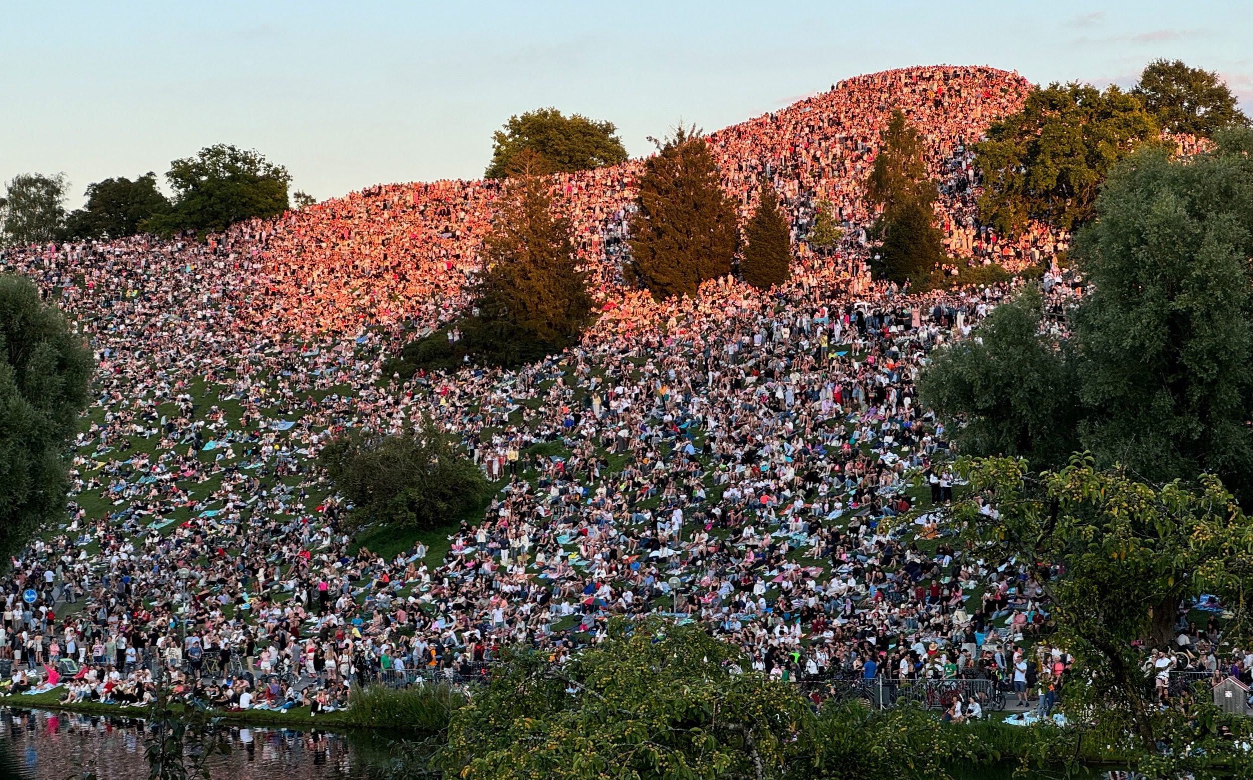 Watch: Thousands of Taylor Swift fans get free seats by perching on grassy hill