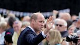El príncipe William le dice a personas de luto que caminar detrás del ataúd de la reina “le trajo recuerdos”