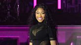 Nicki Minaj amenaza con despedir a un empleado por firmar los pechos de sus fans