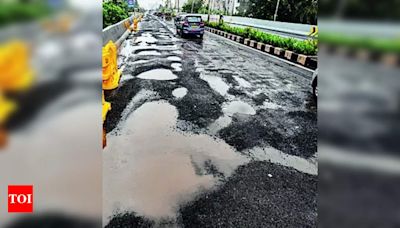 BMC directs officials to fill potholes within 24 hours during monsoon | Mumbai News - Times of India