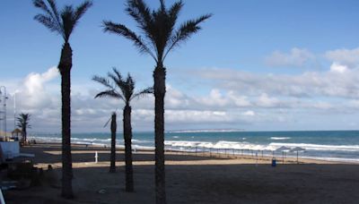 Un anciano fallece en una playa de Guardamar (Alicante) y su mujer muere también de un infarto al tratar de socorrerle