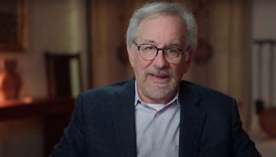 Steven Spielberg condanna l’antisemitismo e denuncia “l’uccisione di donne e bambini innocenti a Gaza”