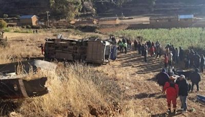 Nueve muertos en un accidente de autobús en Perú tras despeñarse por un desfiladero: "Es triste ver todo este desastre"