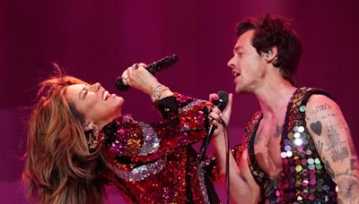 Shania Twain praises Harry Styles for handling fame 'so beautifully'