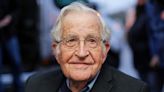 Muere el escritor y filósofo Noam Chomsky a los 95 años - La Tercera