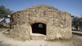 Aparecen pintadas en la nevera del siglo XVII ubicada en las faldas del Castell de Xàtiva