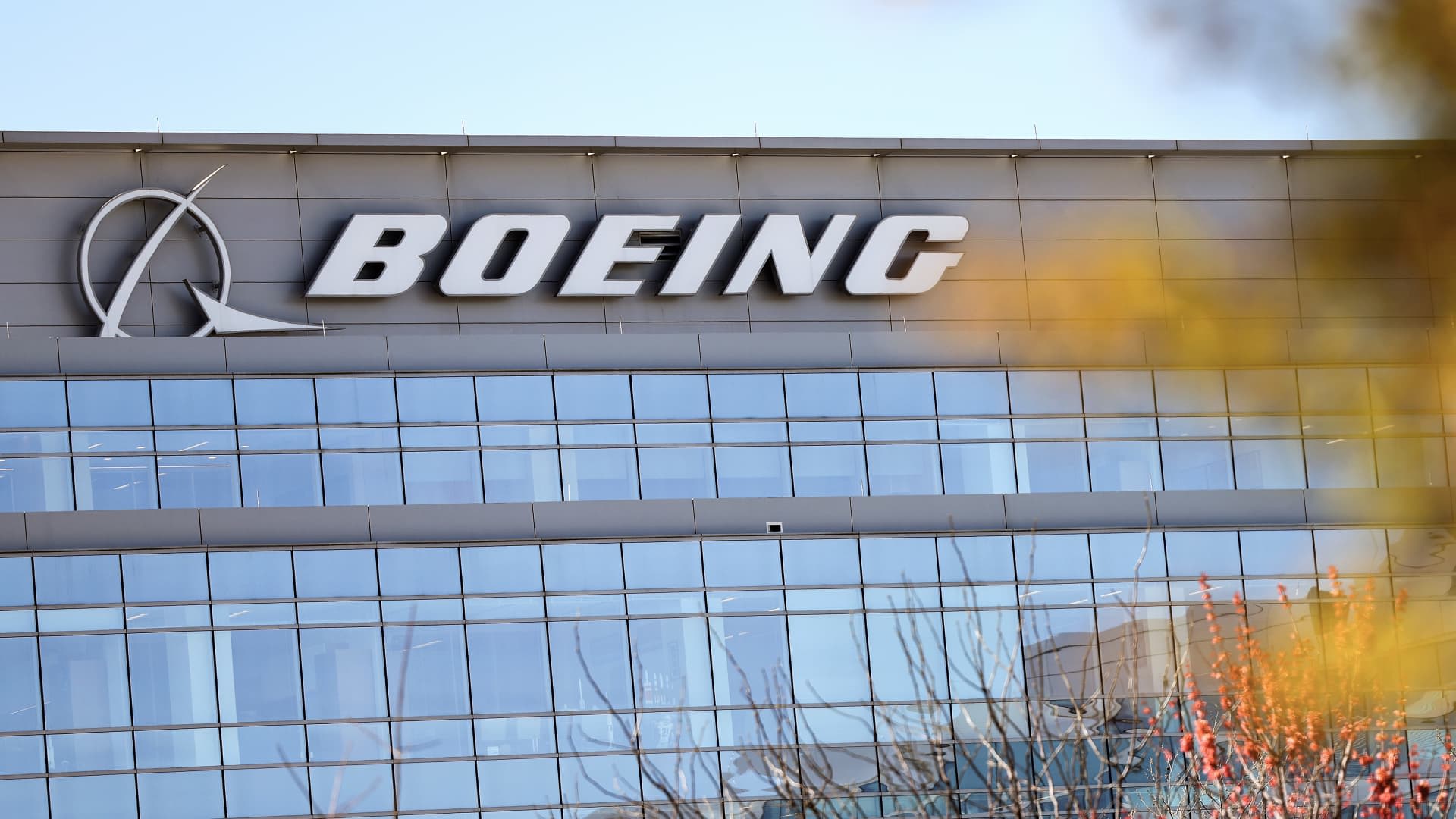 Boeing, firefighters union reach tentative contract deal