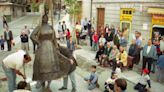 "La Muyerina" de Grado cumple 25 años: así era el emplazamiento original de la escultura de Luelmo