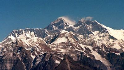 Nepal despliega una flota de drones para recoger basura del Everest