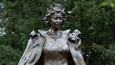 Inauguran estatua en homenaje a la Reina Isabel II junto a sus corgis en Reino Unido