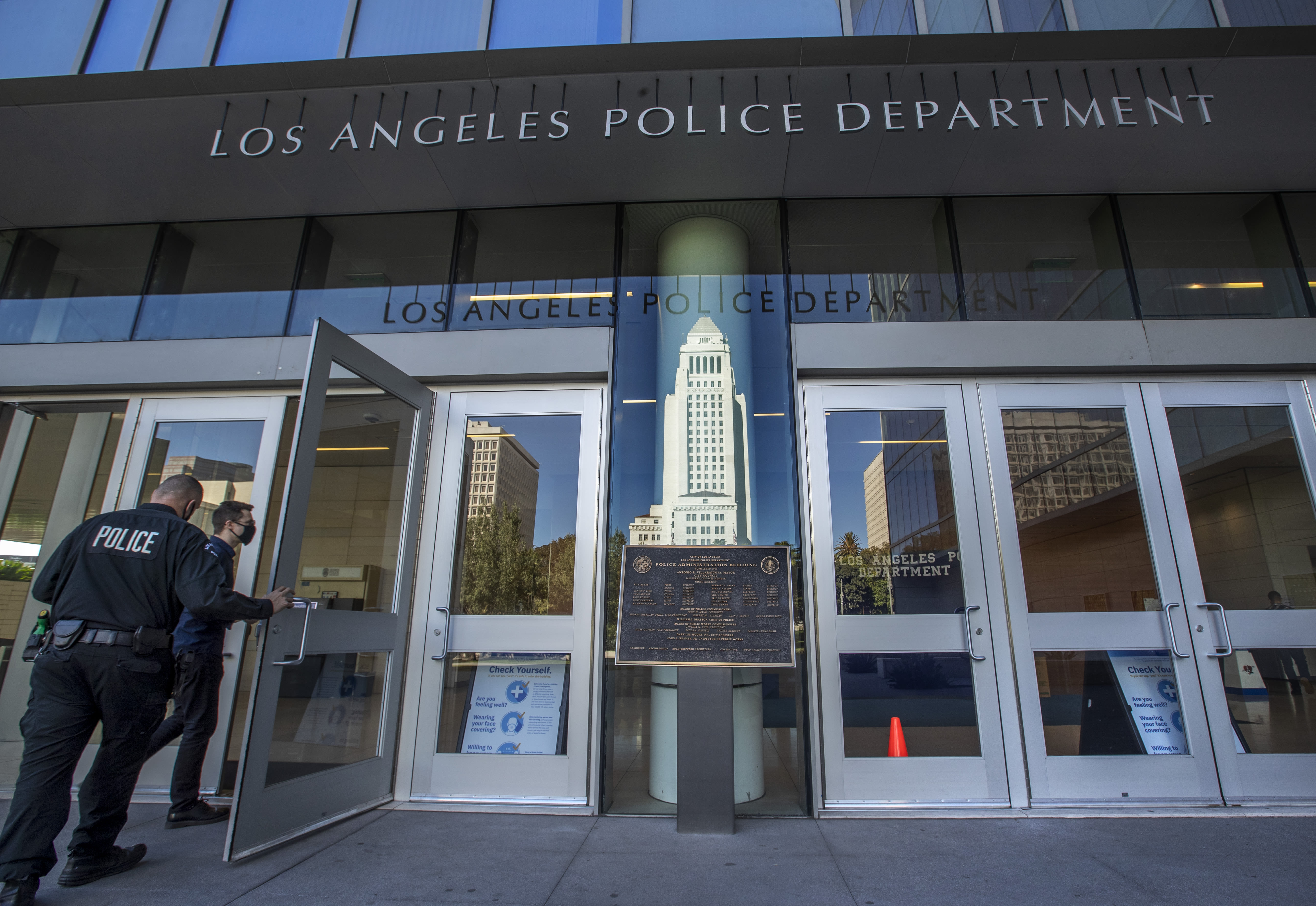 Off-duty LAPD officer shoots, kills motorist after dispute after fender bender