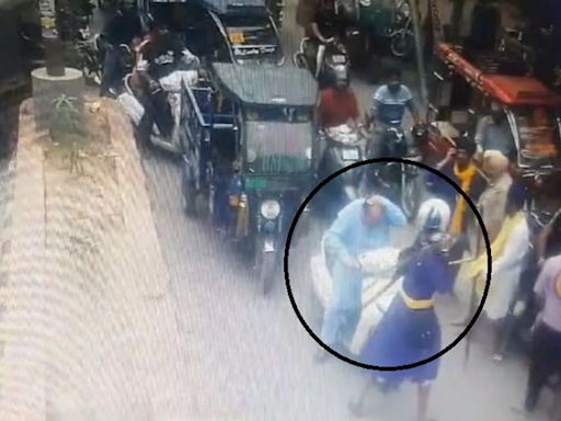 Shiv Sena leader Sandeep Thapar alias Gora attacked by Nihangs in Ludhiana, video surfaces