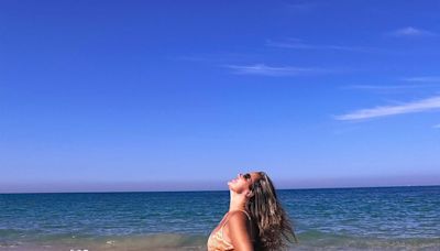 Após perder 20kg, Katia Aveiro faz charme ao exibir nova silhueta em praia de Portugal