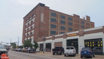 Downtown Peoria apartment building opens its doors