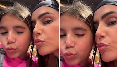 Deborah Secco se surpreende ao ver que filha ficou com 'pinta' no mesmo local: 'Tem coisa mais linda?'