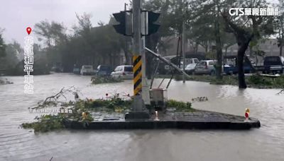 瞬間大雨.排水不良 花蓮和平車站外.水快淹過車輪