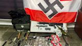 Materiais e armas com símbolos nazistas são apreendidos em condomínio de SP