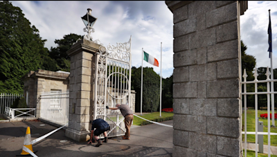 Repairing the gates of Áras an Uachtaráin