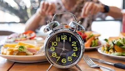 A qué hora hay que cenar para que la comida no engorde: un estudio revela el mejor momento
