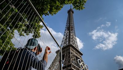 Evacúan la Torre Eiffel tras hallar a un hombre escalando por la estructura • Once Noticias