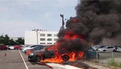 廣達員工停車場竄火！BMW成火球燒剩骨架 後方賓士慘遭波及 - 社會
